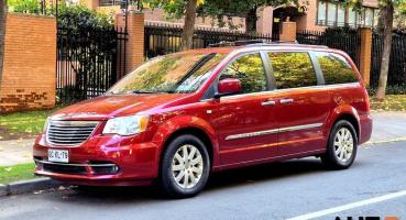 CHRYSLER TOWN & COUNTRY 2014